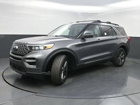 Used 2021 Ford Explorer XLT w/ Equipment Group 202A AWD/4WD image 23