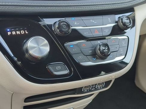 Used 2024 Chrysler Pacifica Limited FWD image 28