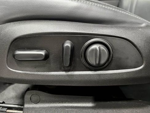 Used 2018 Buick Enclave Essence image 16