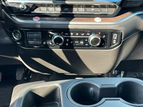 Used 2025 GMC Sierra 1500 SLT image 14