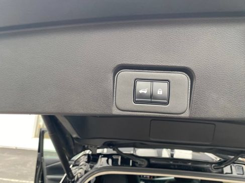 Used 2025 Nissan Rogue SV AWD/4WD image 22
