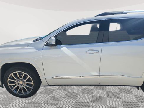 Used 2022 GMC Acadia Denali w/ Denali Ultimate Package FWD image 12