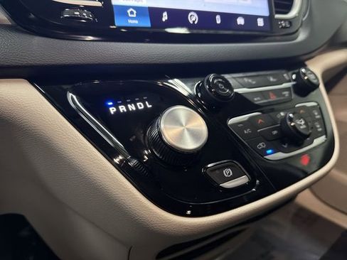 Used 2024 Chrysler Pacifica Touring-L image 29