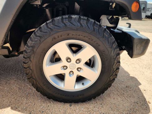 Used 2016 Jeep Wrangler Unlimited Rubicon w/ Connectivity Group AWD/4WD image 10