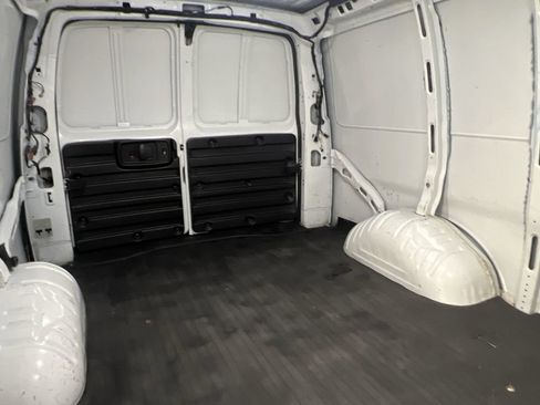Used 2019 Chevrolet Express 2500 RWD image 22