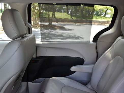 Used 2018 Chrysler Pacifica Touring-L FWD image 40