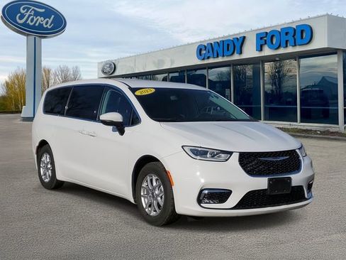 Used 2023 Chrysler Pacifica Touring-L image 1