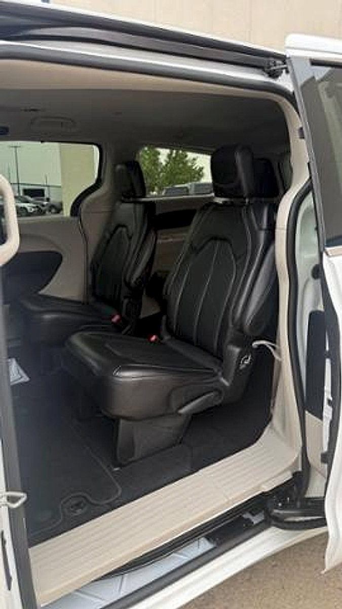 Used 2024 Chrysler Pacifica Touring-L FWD image 13