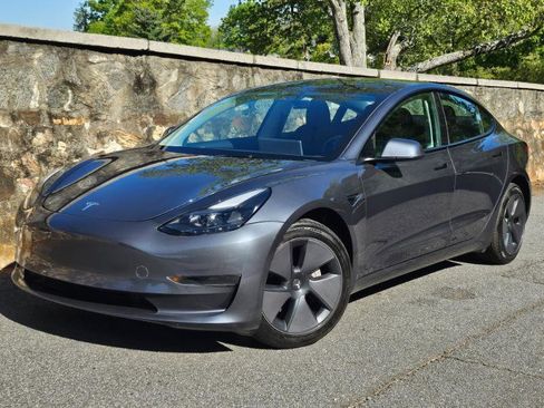 Used 2023 Tesla Model 3 Standard Range image 2