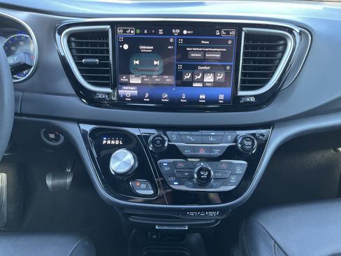 Used 2025 Chrysler Pacifica Select FWD image 25