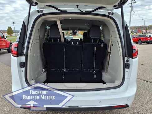 Used 2024 Chrysler Pacifica Select image 5