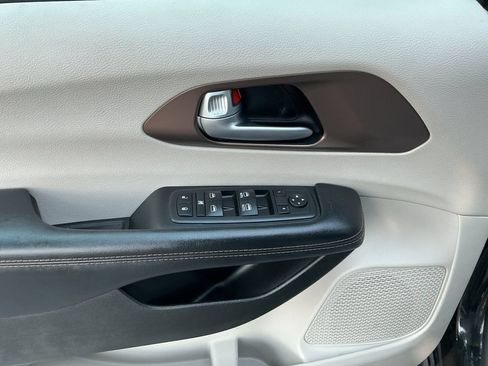 Used 2017 Chrysler Pacifica Touring-L FWD image 10