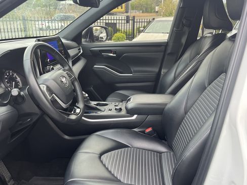 Used 2023 Toyota Highlander XSE AWD/4WD image 5