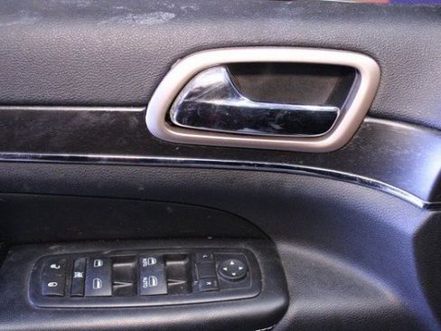 Used 2016 Jeep Grand Cherokee Limited image 18