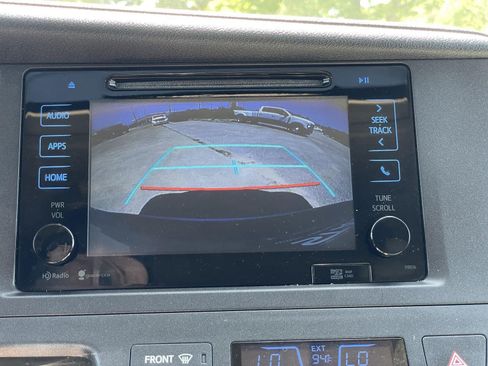 Used 2015 Toyota Sienna XLE Premium FWD image 27