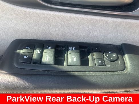 Used 2023 Chrysler Pacifica Touring-L FWD image 18