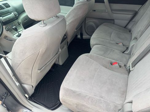 Used 2012 Toyota Highlander FWD w/ Tow Pkg image 25