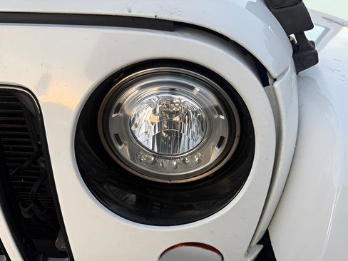 Used 2018 Jeep Wrangler Unlimited Sahara image 29