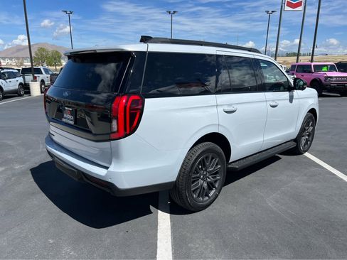 New 2026 Ford Expedition Platinum image 7