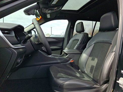 Certified 2025 Jeep Grand Cherokee Altitude image 13