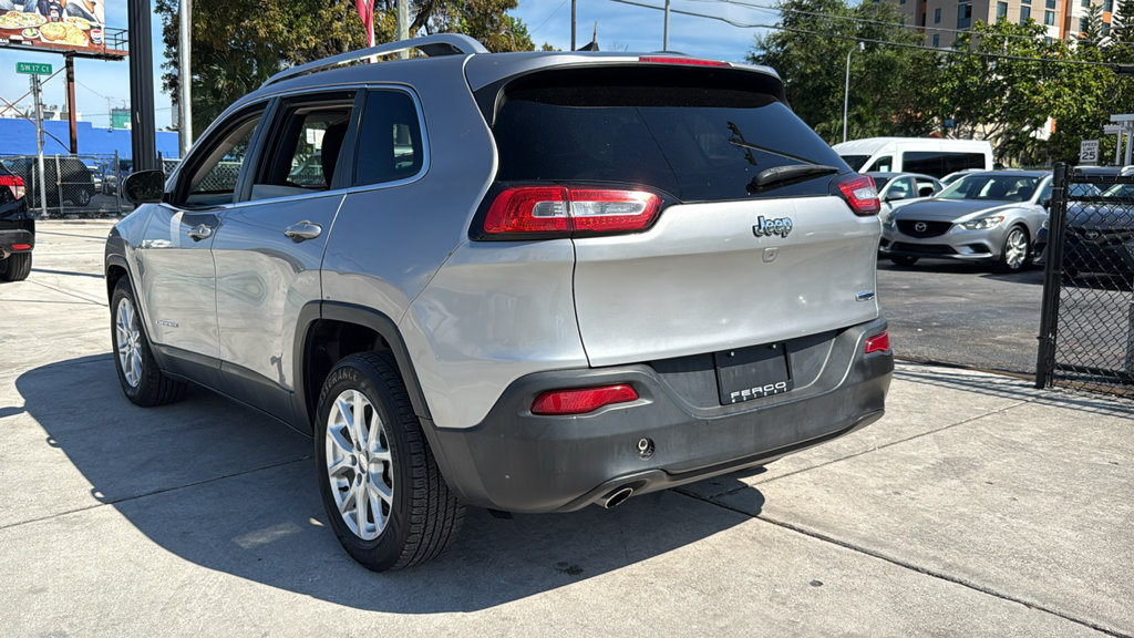 Used 2017 Jeep Cherokee Latitude w/ Comfort & Sound Group FWD image 12