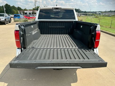 Used 2024 Toyota Tacoma TRD Off-Road image 22
