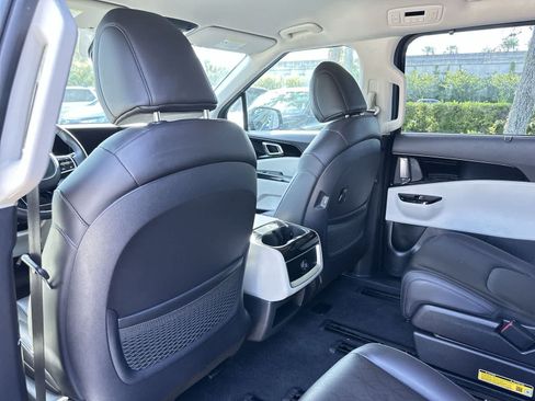 Used 2024 Kia Carnival EX FWD image 14