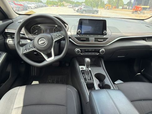 Used 2025 Nissan Altima 2.5 SV FWD image 16