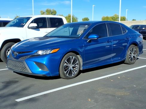 Used 2019 Toyota Camry SE image 2