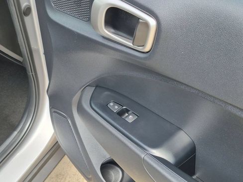 Used 2025 Hyundai Venue SEL FWD image 32