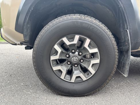 Used 2019 Toyota Tacoma TRD Off-Road w/ Technology Package AWD/4WD image 10