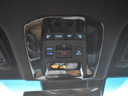 Used 2021 Toyota Venza Limited image 33