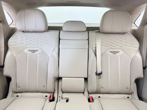 Used 2025 Bentley Bentayga image 18