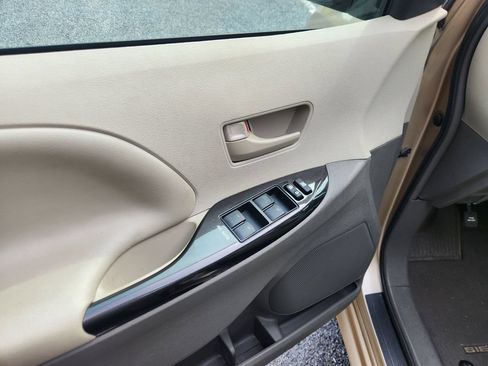 Used 2013 Toyota Sienna LE w/ Towing Pkg FWD image 11