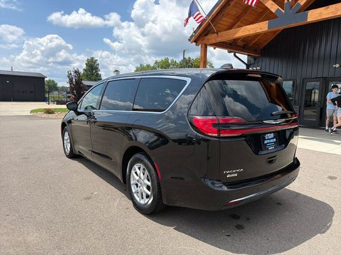 Used 2025 Chrysler Pacifica Select FWD image 6