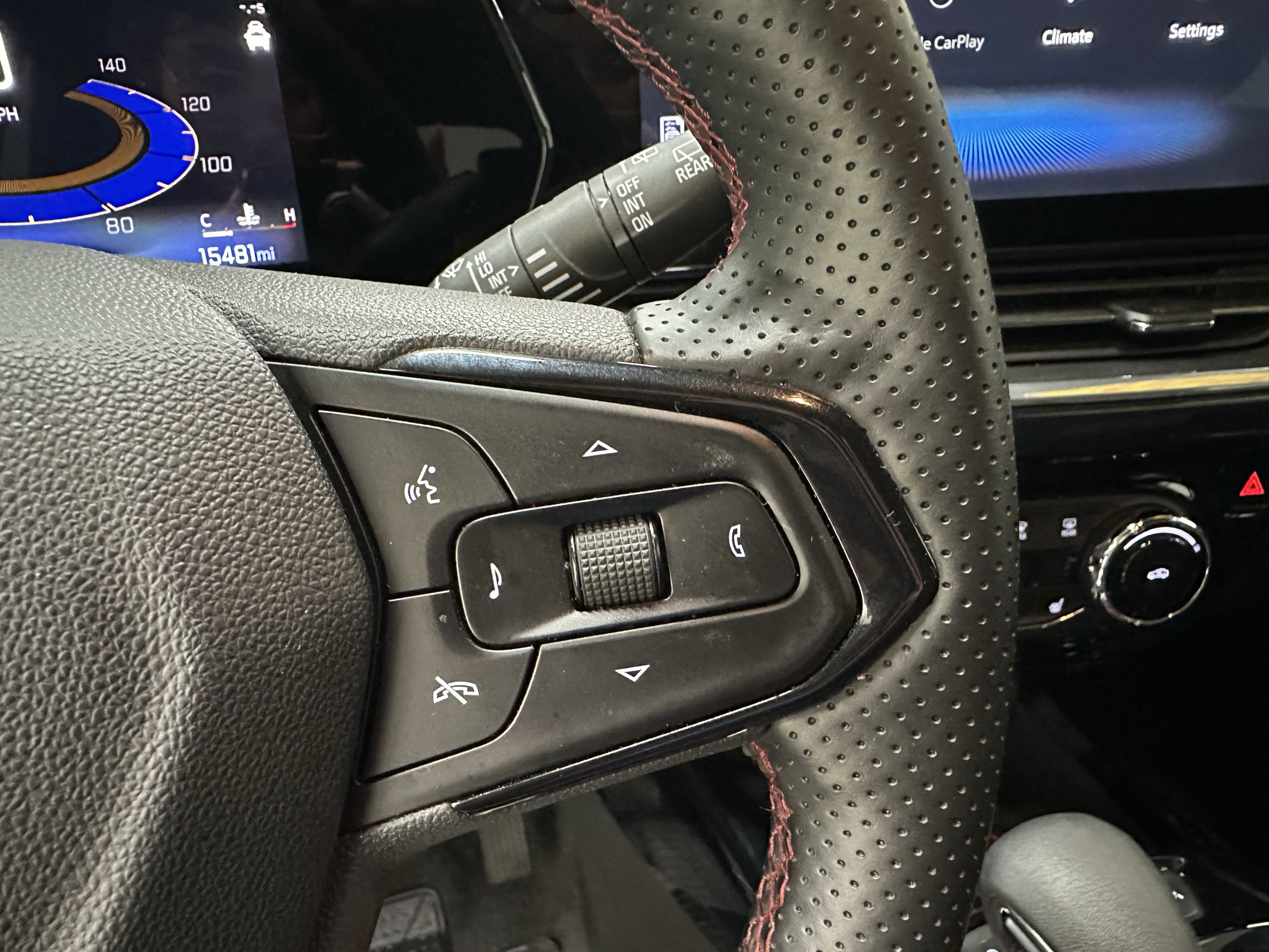 Used 2025 Chevrolet Trax RS w/ Sunroof Package FWD image 34