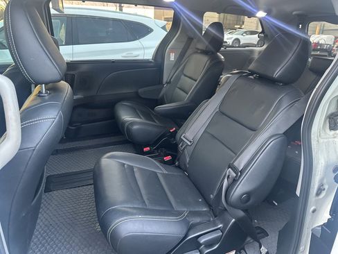 Used 2019 Toyota Sienna SE Premium image 8