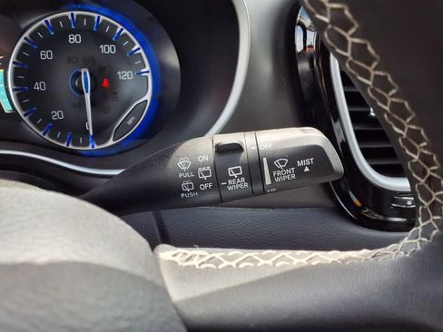 Used 2023 Chrysler Pacifica Touring-L image 23