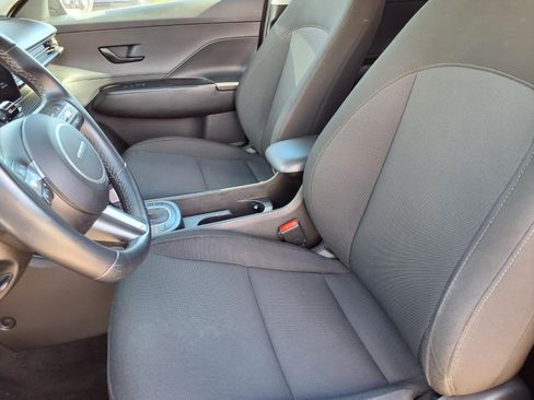Used 2025 Hyundai Kona SEL AWD/4WD image 3