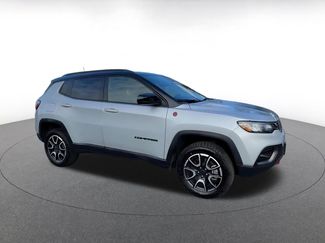 Used 2025 Jeep Compass Trailhawk video 2