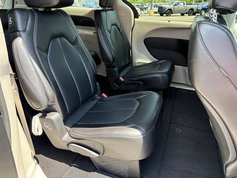Used 2023 Chrysler Pacifica Touring-L FWD image 12