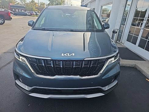 Used 2024 Kia Carnival EX image 3