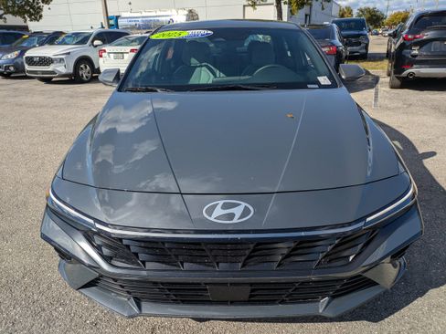 Used 2025 Hyundai Elantra Limited image 3