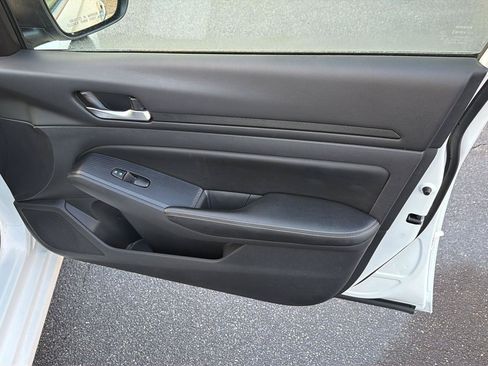 Used 2025 Nissan Altima 2.5 SV FWD image 14