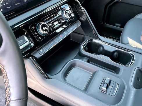 Used 2025 GMC Sierra 2500 AT4 w/ AT4 Premium Plus Package image 16