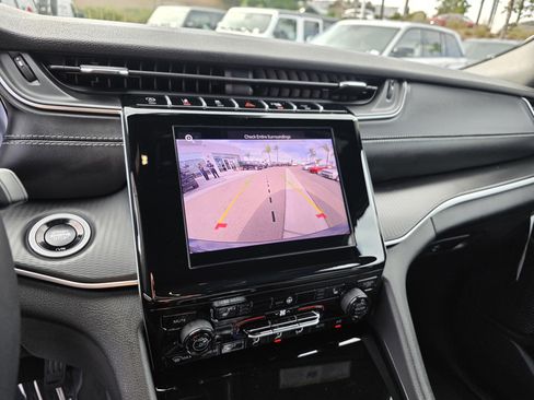 New 2025 Jeep Grand Cherokee Altitude image 17