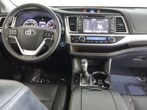 Used 2019 Toyota Highlander XLE AWD/4WD image 2