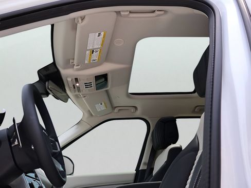 Certified 2025 Land Rover Discovery Dynamic SE AWD/4WD image 38