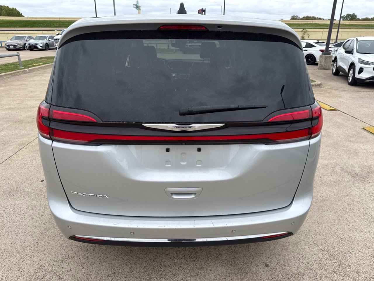Used 2024 Chrysler Pacifica Touring-L FWD image 9