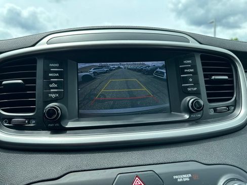 Used 2019 Kia Sorento AWD V6 image 4